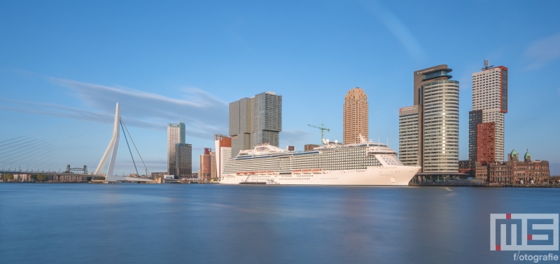 Het cruiseschip Regal Princess aan de Cruise Terminal in Rotterdam