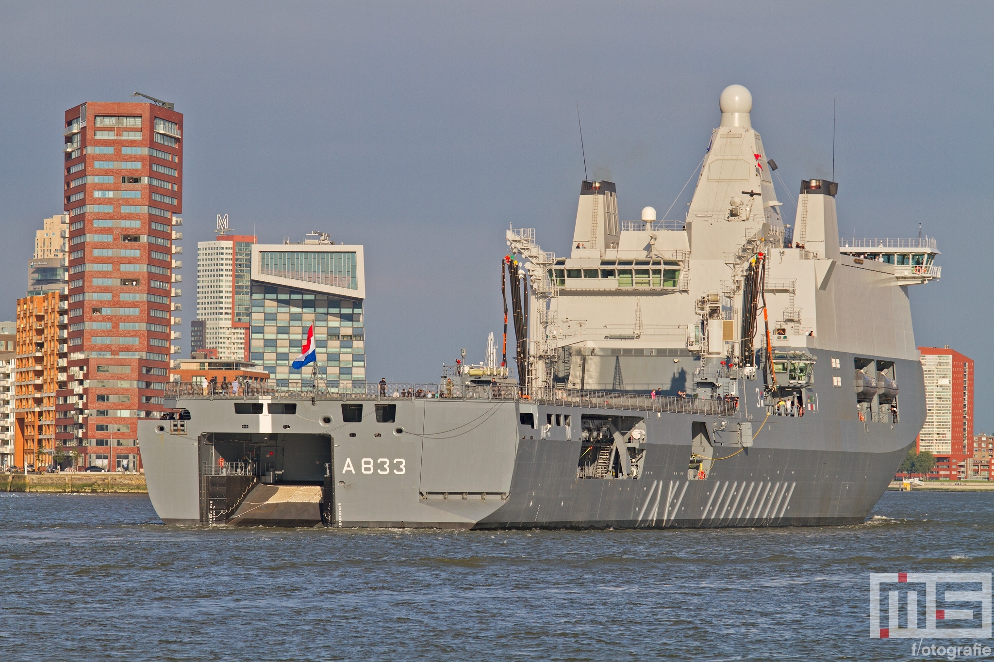 Het marineschip Zr. Ms. Karel Doorman (A833) op de Wereldhavendagen in Rotterdam