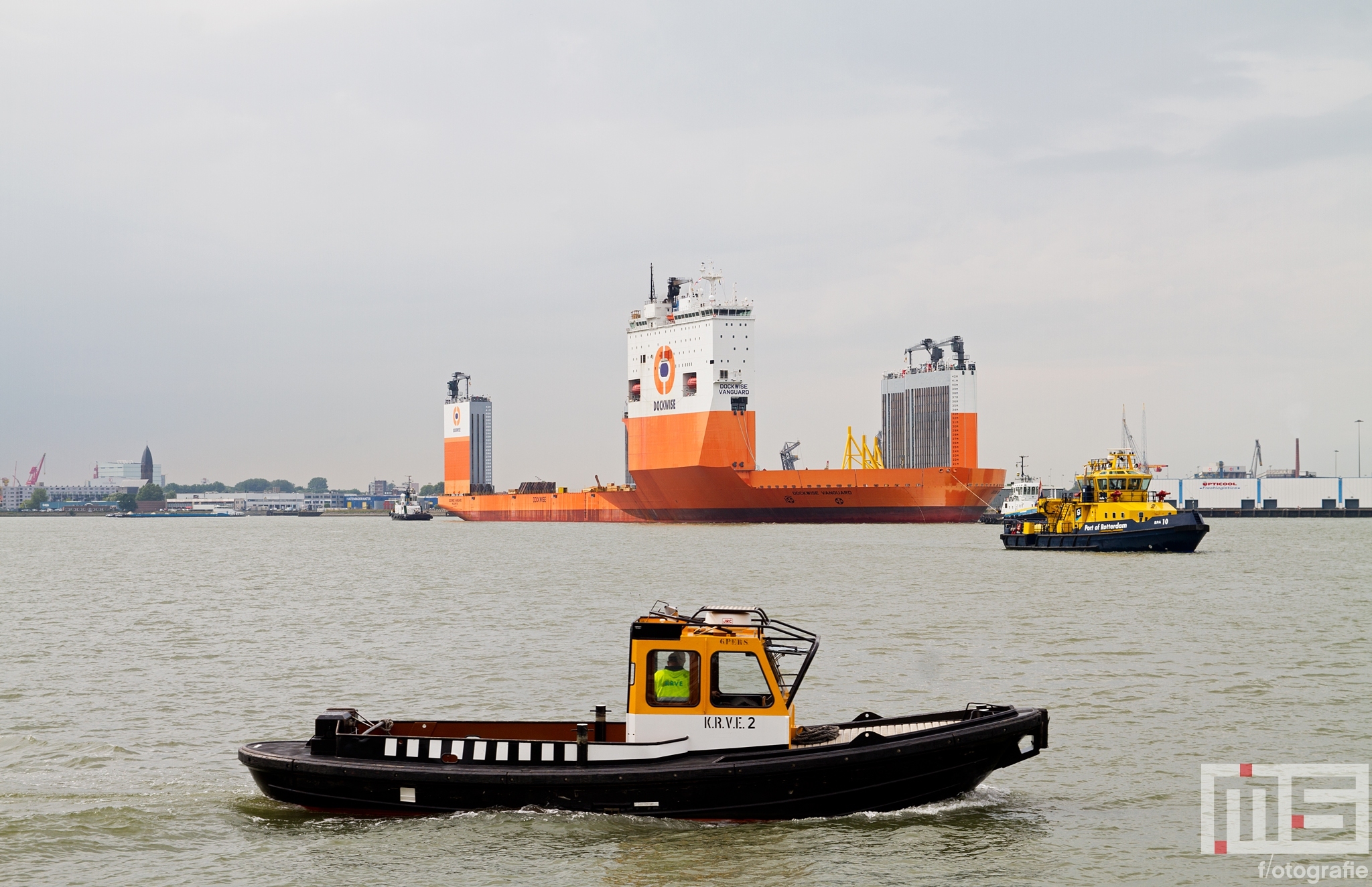 Het half-afzinkbaar transportschip Dockwise Vanguard met de RPA 10 en KRVE 10 in Rotterdam
