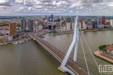 De Erasmusbrug met de skyline van Rotterdam tot aan Den Haag