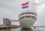 Het uitzicht op het achterdek met een nederlandse vlag op het cruiseschip ss Rotterdam in Rotterdam