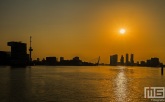 De Euromast en De Maas in Rotterdam tijdens zonsopkomst