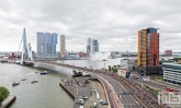 De Tour de France op de Erasmusbrug in Rotterdam Centrum