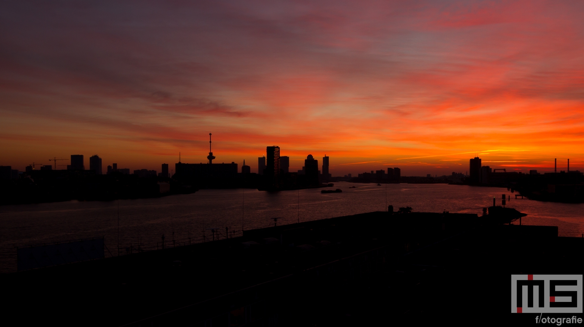 De zonsopkomst met de Euromast en De Maas in Rotterdam