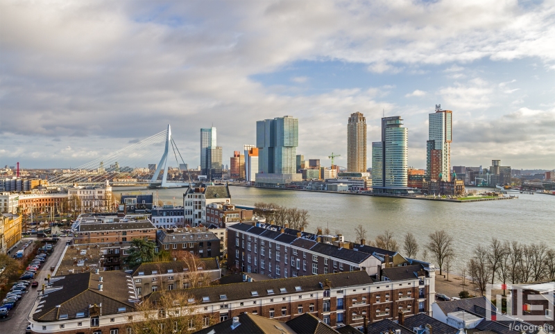Het skyline van Rotterdam met de Erasmusbrug