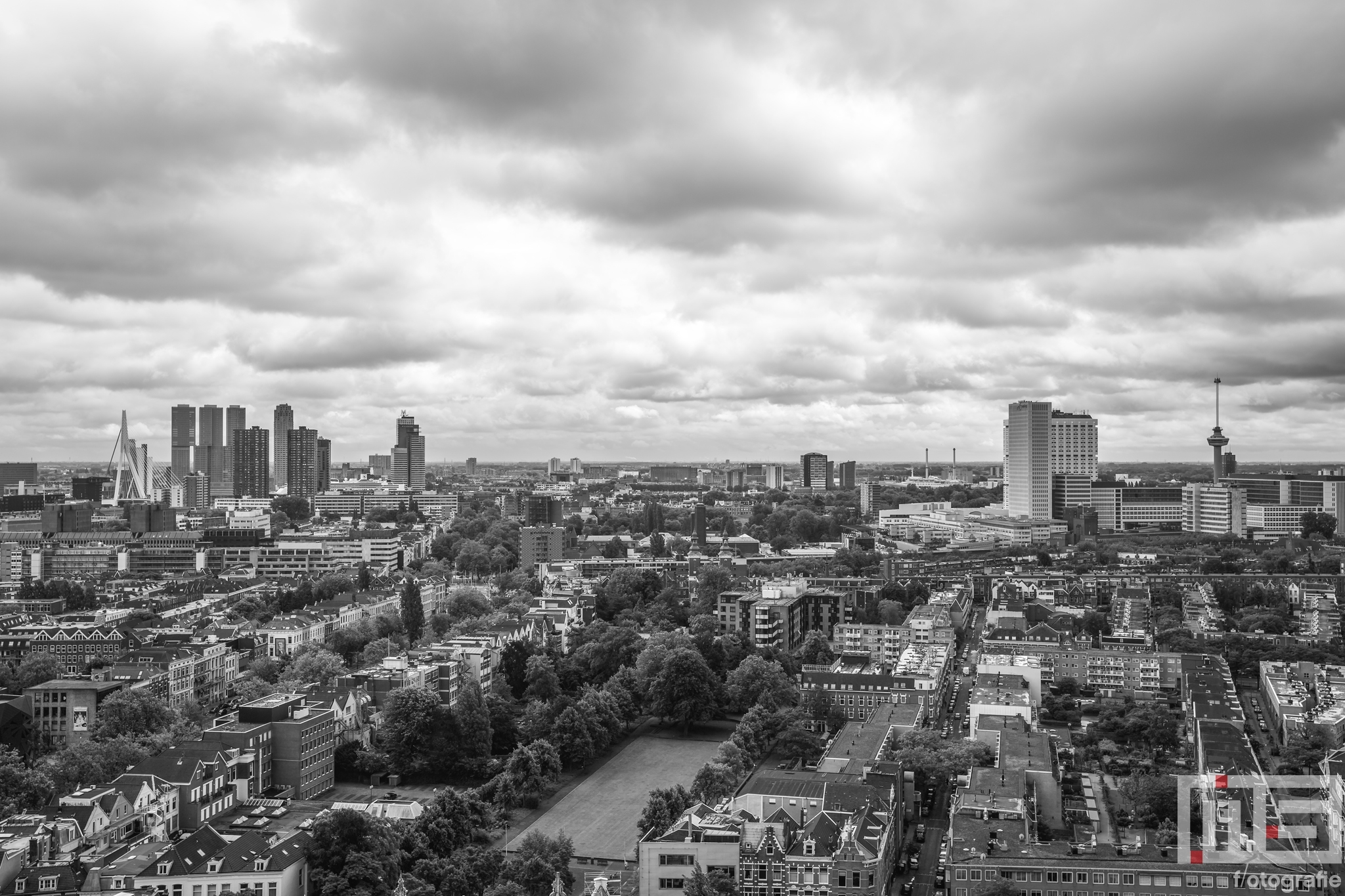 Een panorama van Rotterdam in zwart/wit