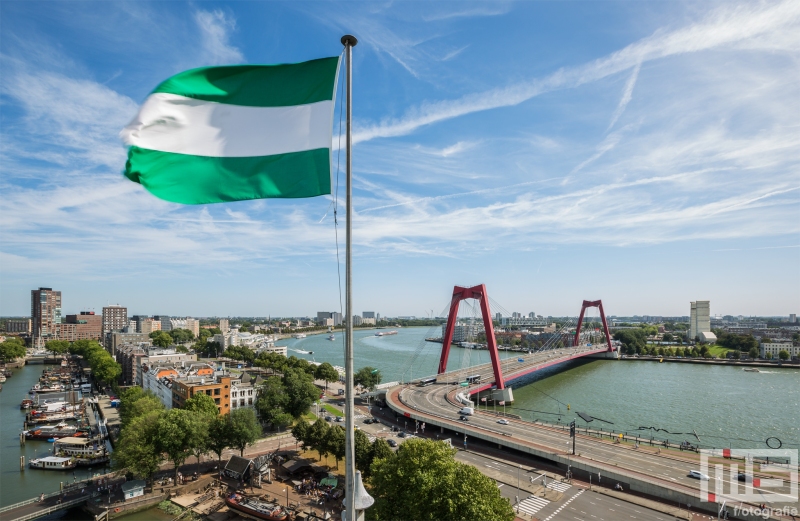 Te Koop | De Willemsbrug in Rotterdam met de Rotterdamse vlag