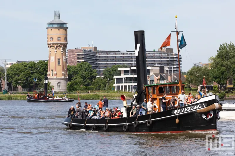 De stoomschip Volharding 1 met de watertoren op het Stoomevenement Dordt in Stoom in Dordrecht