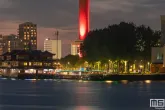 De Euromast in de kleuren rood/wit van Feyenoord Rotterdam tijdens het kampioenschap