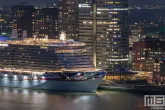 Het cruiseschip IONA van P&O Ferries aan de Cruise Terminal Rotterdam