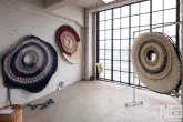 De textielkunst van Marieje van Buuren tijdens de designbeurs Object Rotterdam in het HAKA-gebouw