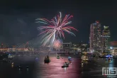 Erasmusbrug tijdens de Wereldhavendagen, omgeven door een schitterende vuurwerkshow