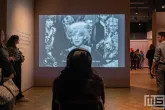Museumnacht010 2025 bezoeker in de Kunsthal in Rotterdam
