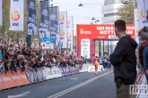 De finish van de winnaar Geoffrey Kamworor op de Coolsingel van de NN Marathon Rotterdam 2025 in Rotterdam