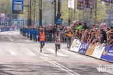 De lopers op de Coolsingel van de NN Marathon in Rotterdam