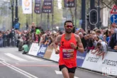 De loper Romain Meunier op de Coolsingel van de NN Marathon Rotterdam in Rotterdam