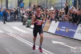 De loper Justin Dourlens op de Coolsingel van de NN Marathon Rotterdam 2025 in Rotterdam