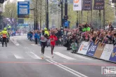 Een groepje lopers op de Coolsingel van de NN Marathon Rotterdam in Rotterdam