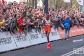 De winnaar Geoffrey Kamworor van de NN Marathon Rotterdam 2025 in Rotterdam op de Coolsingel