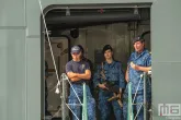 De bemanning van der Zr. Ms. Den Helder tijdens de Wereldhavendagen Rotterdam 2025
