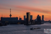 De zonsondergang in Rotterdam met de Euromast en De Maas