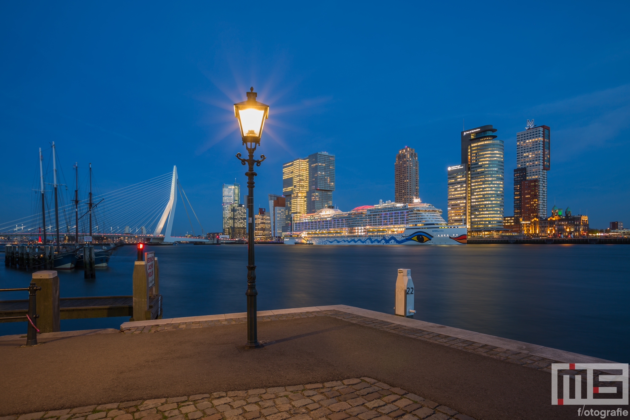 Te Koop | Het Aida Prima aan de Cruise Terminal in Rotterdam vanuit de Veerhaven