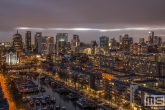 De skyline van Rotterdam met het Witte Huis tijdens zonsondergang