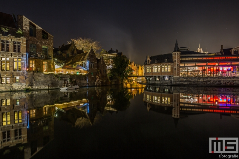 Te Koop | De Oude Vismijn reflectie in de Leie in Gent in de nacht