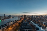 De skyline panorama van Rotterdam tijdens het blauwe uurtje