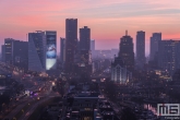 De skyline van Rotterdam tijdens zonsondergang