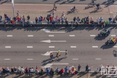 De eerste lopers van de Marathon Rotterdam op de terugweg richting de Coolsingel in Rotterdam