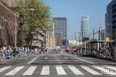 De lopers van de Marathon Rotterdam op de terugweg richting de Coolsingel in Rotterdam