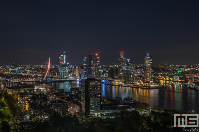 De skyline van Rotterdam met de Erasmusbrug in oranje koningskleur