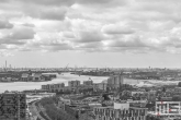 De Haven van Rotterdam vanuit de Euromast in Rotterdam in zwart/wit