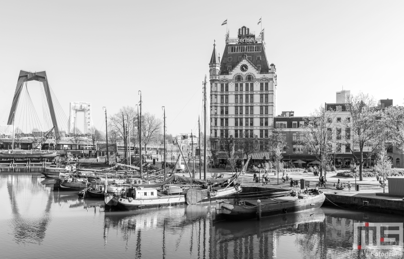 Te Koop | De Oudehaven in Rotterdam met het Witte Huis in zwart/wit