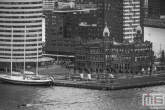 Het zeilschip De Eendracht in Rotterdam in zwart/wit