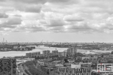 De Haven van Rotterdam vanuit de Euromast in Rotterdam in zwart/wit