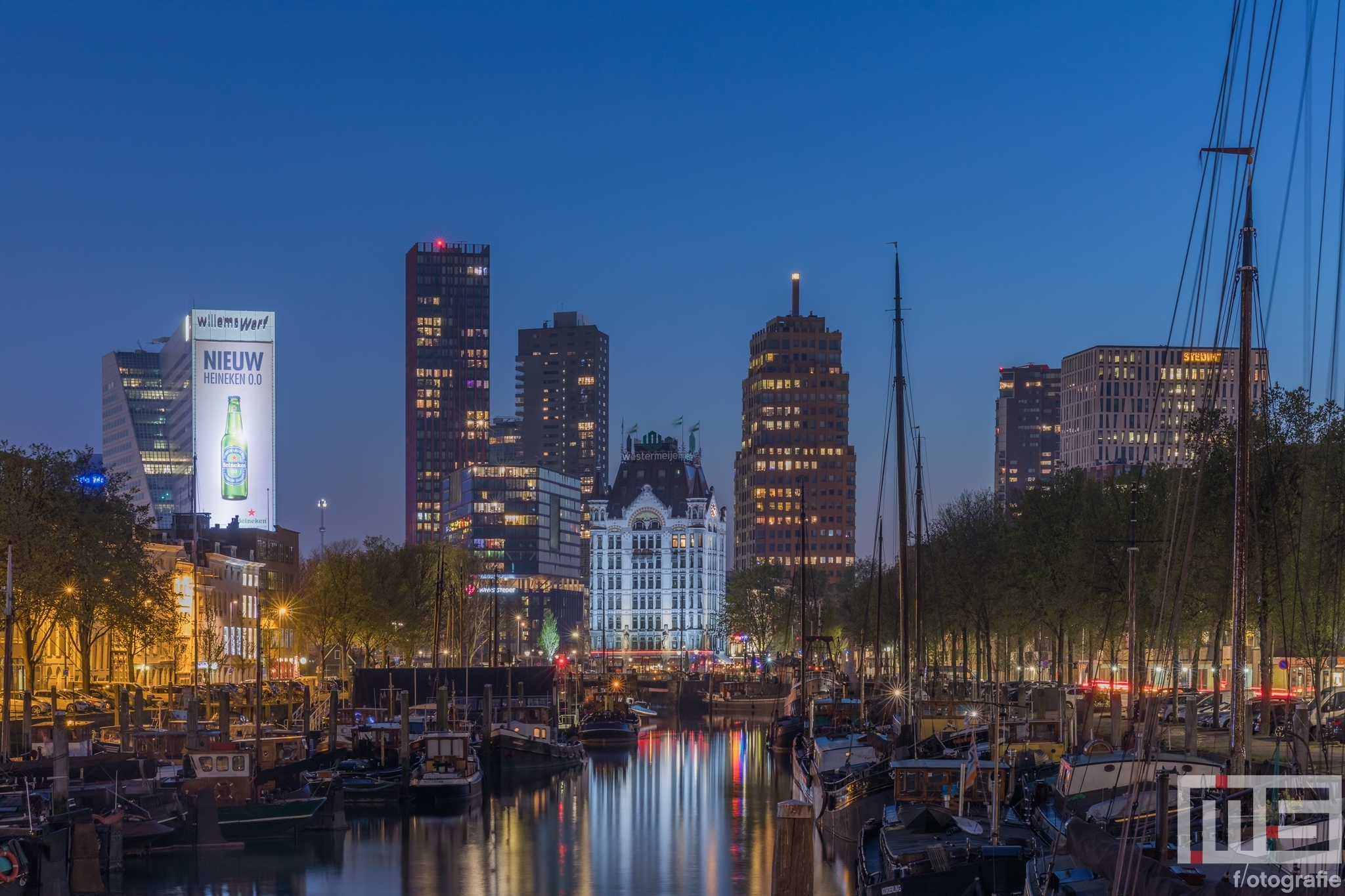 Te Koop | Het Haringvliet en het Witte Huis in Rotterdam tijdens blue hour