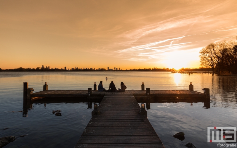 Te Koop | De steiger bij de Kralingse Plas in Rotterdam tijdens zonsondergang