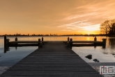 Te Koop | De steiger bij de Kralingse Plas in Rotterdam tijdens zonsondergang