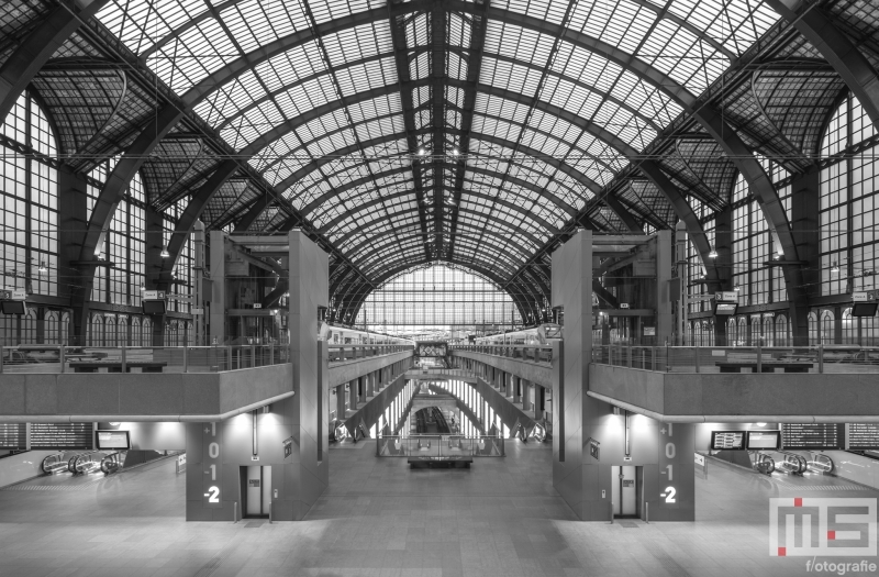 Te Koop | Het Centraal Station in Antwerpen in zwart/wit