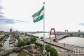 De Willemsbrug in Rotterdam vanuit het Witte Huis in de Oudehaven