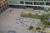 Een Yogales op het Gelderseplein in Rotterdam Centrum van bovenaf