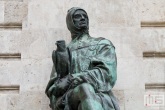 Het beeld van Galeotto Marzio op Heroes Square in Budapest