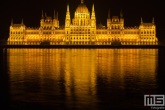 Het Hungarian Parliament gebouw aan het water in Budapest