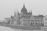 Het Hungarian Parliament gebouw aan het water in Budapest