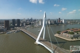 Het uitzicht op de Erasmusbrug en het Noordereiland in Rotterdam