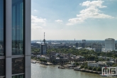 Een geweldig doorkijkje op de Erasmusbrug in Rotterdam