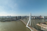 Het uitzicht op de Erasmusbrug en het Noordereiland in Rotterdam