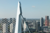 Het uitzicht op de Erasmusbrug en de binnenstad in Rotterdam